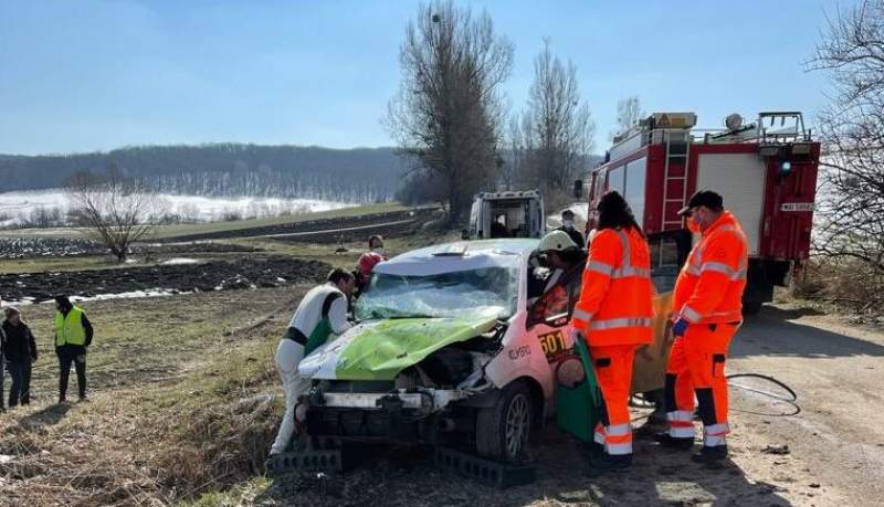 Accident grav la Raliul Brașovului: mașina pilotată de echipajul bulgar a lovit un cap de pod și a ieșit în decor