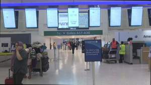 O femeie a fost arestată pentru că şi-a abandonat nepoata pe un aeroport din Statele Unite