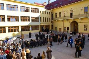 Elevi din Cluj, scoși de la ore și trimiși acasă pentru că aveau părul lung sau barbă
