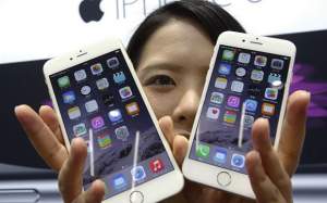 Apple ia în calcul retragerea din China a 30% din producţia de iPhone-uri