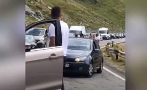 Mai mulți șoferi s-au luat la bătaie după o tamponare ușoară pe Transfăgărășan (VIDEO)