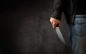 Tineri atacați de un bărbat înarmat cu un cuțit în propria casă: agresorul le-a spart ușa și a năvălit ca turbat peste ei