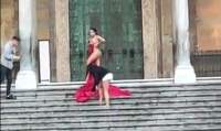 O turistă a pozat semi-nud pe treptele unei catedrale din Italia (VIDEO)