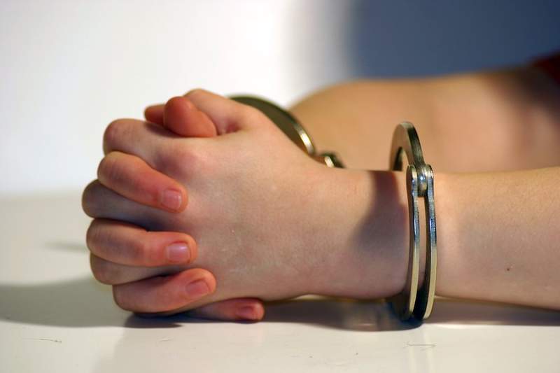 Adolescentă de 17 ani, reținută după ce a agresat un bătrân și i-a furat banii și ceasul