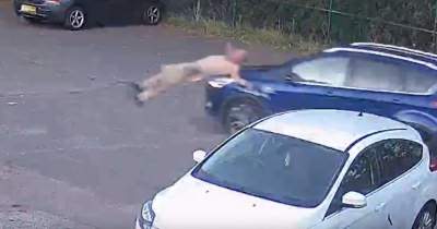 O șoferiță beată din Țara Galilor, dornică de răzbunare, a dat cu mașina peste fostul ei iubit. Femeia a reușit să scape de închisoare (VIDEO)