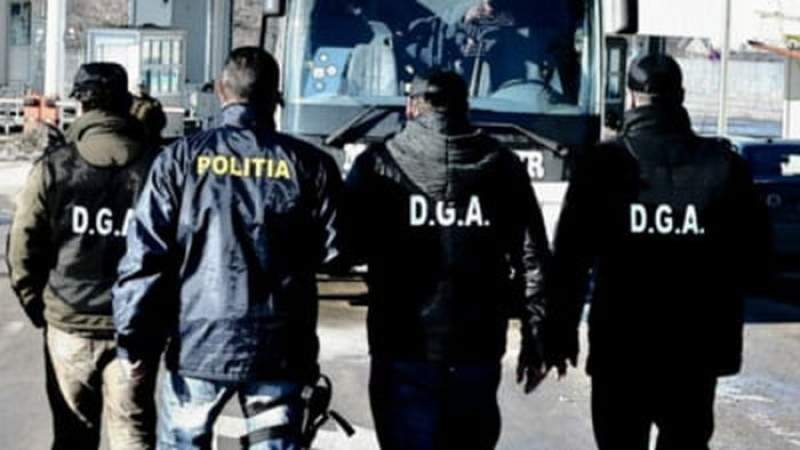 Suspiciuni de corupție la un liceu din Târgu Neamț: polițiștii DGA verifică modul în care au promovat anul școlar unii elevi