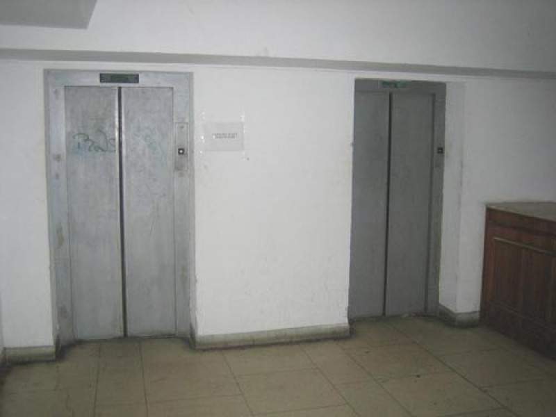 Femeie agresată sexual în liftul unui bloc din București. Obsedatul a fost reținut