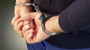 Vâlcean arestat după ce a abuzat sexual doi copii de 7 și 10 ani