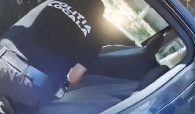 Agent de la Poliția Locală Bârlad filmat în timp ce curăța cu sârg mașina șefului: urma să fie propus pentru o funcție importantă (VIDEO)