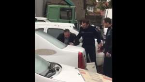 Ofițer filmat plângând după ce a fost inculpat într-un dosar de șantaj (VIDEO)