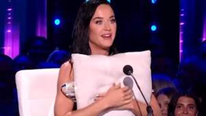 Momentul în care lui Katy Perry îi cade bluza, în direct la TV. S-a ascuns sub pupitru de rușine (VIDEO)