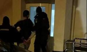 Scandalagiu beat și înarmat cu o macetă, imobilizat de jandarmii gălățeni după ce a amenințat un grup de tineri (VIDEO)