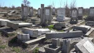 Au fost identificate persoanele care au profanat 70 de morminte din Cimitirul evreiesc din Huși
