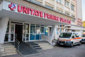 Trei frați aduși la Spitalul de Copii din Iași, după ce mama lor a dat cu spray de purici în cameră