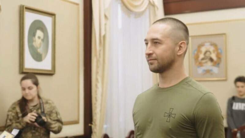 Soldatul ucrainean care a rostit celebra înjurătură „Navă rusească, du-te dracu!” s-a întors acasă și a fost decorat (VIDEO)