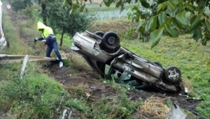 Mașină răsturnată în șanț la Stolniceni Prăjescu: trei persoane transportate la spital