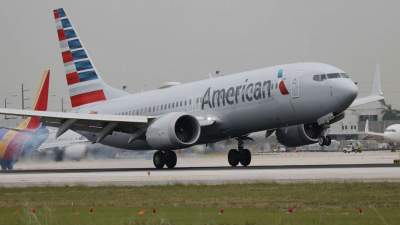 Un zbor al companiei American Airlines, întors din drumul spre Londra din cauza unei pasagere care a refuzat să poarte mască