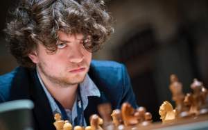 Marele maestru de șah Hans Niemann, acuzat că ar fi trișat în peste 100 de partide. Un campion mondial a lansat acuzațiile