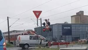 Momentul în care un tren dă prioritate unui șofer grăbit, în Cluj: a forțat trecerea și bariera a căzut peste maşină (VIDEO)