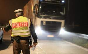 Cinci copii și un adult, găsiți degerați în camionul unui șofer român care tranzita Germania
