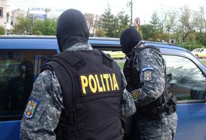 Doi tineri traficanți de droguri din Pitești, reținuți de procurorii DIICOT