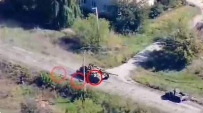 VIRAL / Imagini cu un tanc rusesc ce încearcă să fugă, pierde 4 soldați pe drum și termină cursa într-un copac (VIDEO)