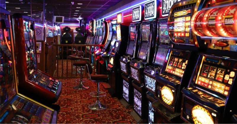 Patru persoane arestate pentru tâlhării în două săli de jocuri de noroc din Constanța