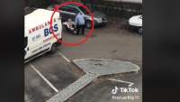 S-a întâmplat în Iași! Pacientă cărată cu roaba până la ambulanță (VIDEO)