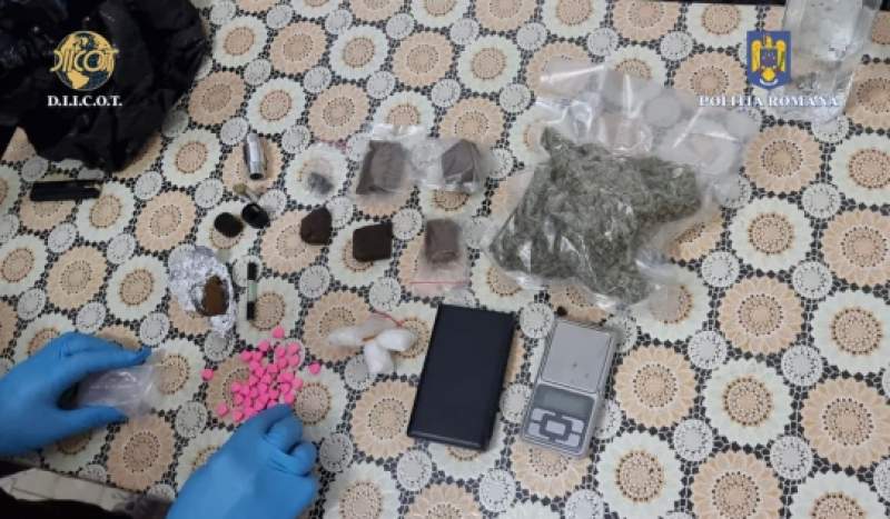 Percheziții la traficanții de droguri din Brăila: trei persoane au fost reținute (VIDEO)