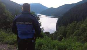 Doi copii și patru adulți au rămas blocați în cursul nopții într-o pădure din Munții Făgăraș