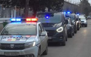 Percheziții în Vaslui, la locuințele romilor din Băcești: mai multe echipaje de polițiști și jandarmi, desfășurate în zonă