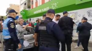 Să nu se supere Dragnea: Manifestanții anti-PSD din Topoloveni, ridicați de jandarmi și băgați în dube (VIDEO)