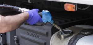 Televiziunea publică din Grecia îi învață pe șoferi cum să fure benzina din rezervorul unei mașini (VIDEO)