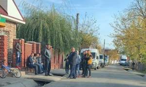 A călcat din nou pe BEC: primarul din Vrancea care promitea locuri de casă pentru cei care votează PSD, prins când transporta oameni la secția de vot cu mașinile personale