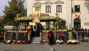 Câteva mii de credincioși asistă la slujba Sfintei Liturghii în ziua de prăznuire a Sfintei Parascheva (VIDEO)