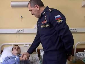 General rus, către un caporal rămas fără un picior în războiul din Ucraina: „Îți doresc să te pui pe picioare!” (VIDEO)