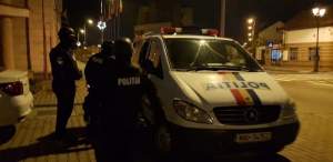 Mașină de poliție avariată în timpul unei intervenții  pentru a aplana un scanal izbucnit în stradă, la Câmpina