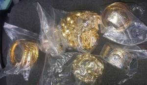 482 grame bijuterii și peste 1.100 bunuri susceptibile a fi contrafăcute,  descoperite de polițiștii de frontieră giurgiuveni