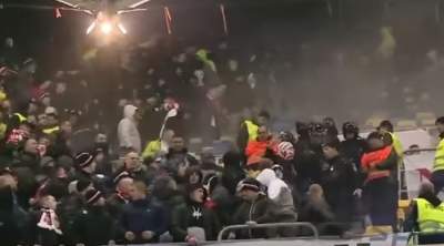 Arena Națională – câmp de luptă. Incidente violente între fanii dinamoviștii și suporterii polonezi (VIDEO)