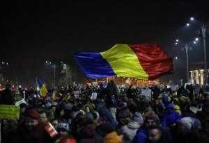 Pângărirea drapelului României, pedepsită cu amenzi de la 10.000 la 20.000 lei. Legea a fost adoptată de Parlament