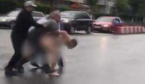 Imagini de „Cascadorii râsului”: Bărbat în pielea goală fugărit de polițiști pe o stradă din Râmnicu Vâlcea (VIDEO)