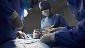 Patru medici și 11 asistente nu au observat că au „uitat” un obiect cât o farfurie în abdomenul unei femei, în Noua Zeelandă