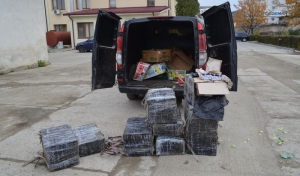 Traficanți ieșeni, prinși în flagrant cu 5.000 de pachete de țigări de contrabandă în valoare de peste 22.000 lei