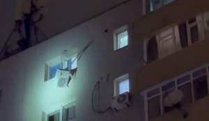 Un tânăr din Ploiești s-a aruncat de la etajul 10 al unui bloc, chiar sub privirile tatălui său