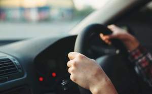 Adolescent în vârstă de 14 ani, prins conducând un autoturism pe un drum din Botoșani