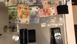 Cocaină și alte droguri, ridicate de polițiști în urma unor percheziții la traficanții din Călărași