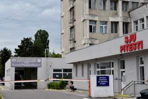 Medic de la Spitalul Județean Pitești, reținut pentru luare de mită de la zeci de pacienți și aparținători