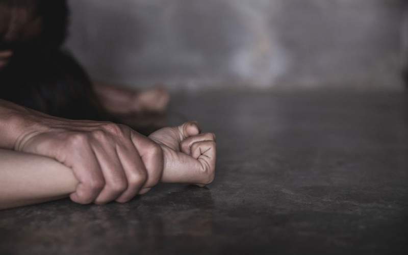 Femeie din Holboca, amenințată cu un cuțit și violată de un bărbat căruia îi putea fi mamă