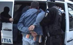 Trei bărbați din Neamț, arestați preventiv după ce au intrat într-o locuință și au agresat cinci persoane