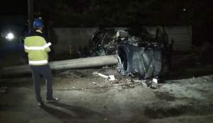 Autoturism încolăcit în jurul unui stâlp: trei tineri au scăpat cu viață ca prin minune (VIDEO)